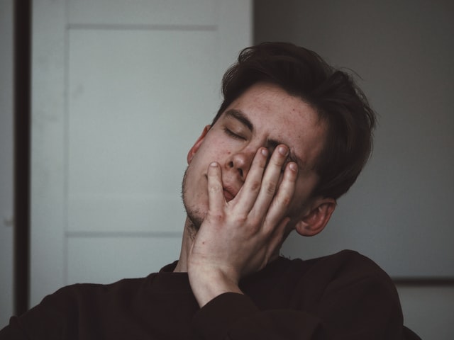 Types de migraines 4 homme migraineux en souffrance