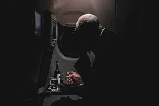 Maladies chroniques 7 homme migraineux de tenant la tête dans un avion