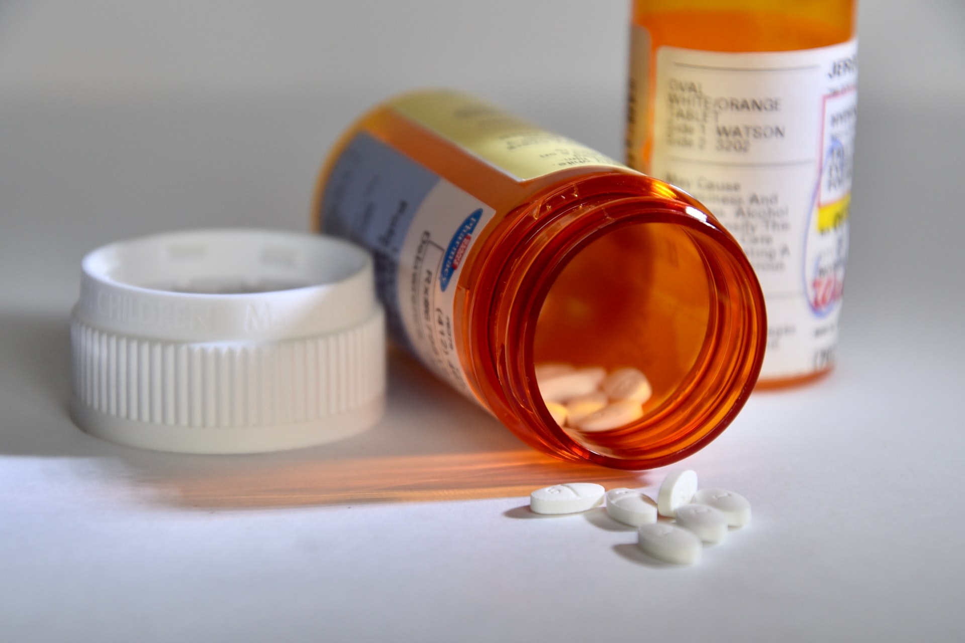 Les interactions médicamenteuses 3 boîte de pillules renversée