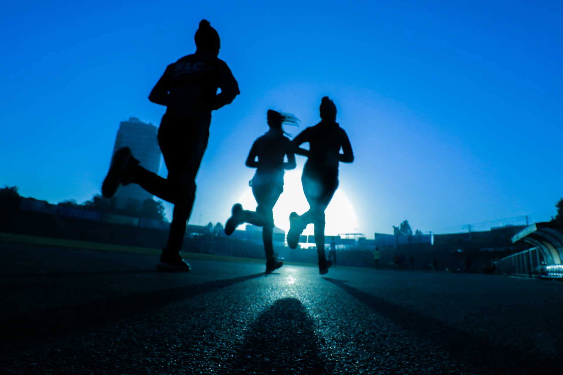 Migraine et sport, quels impacts ? 2 trois femmes faisant du jogging