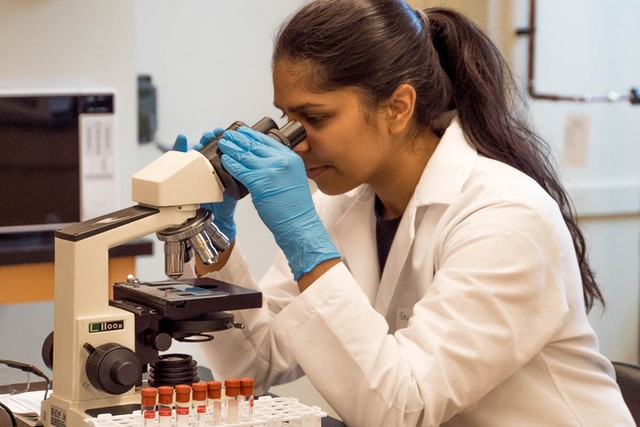 Migraine & recherche 5 scientifique travaillant avec un microscope