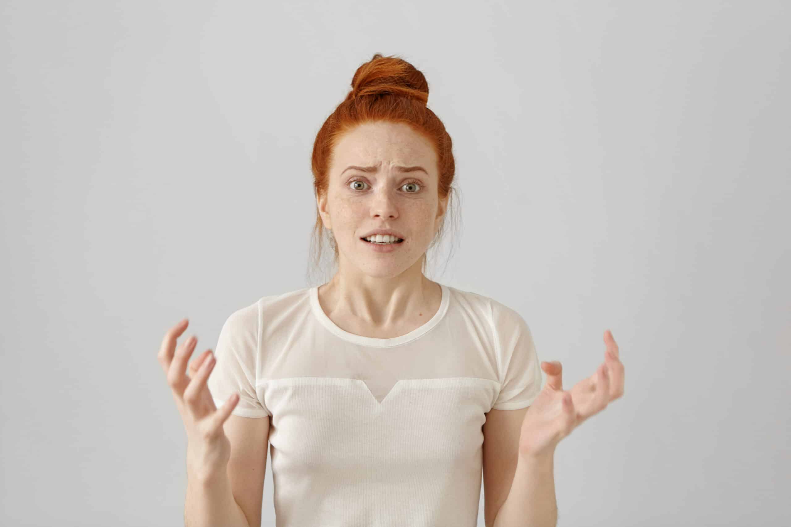 Le calvaire de la migraine : 15 choses que les non migraineux ont du mal à comprendre 4 tir interieur jeune femme race blanche rousse stressee agacee scaled