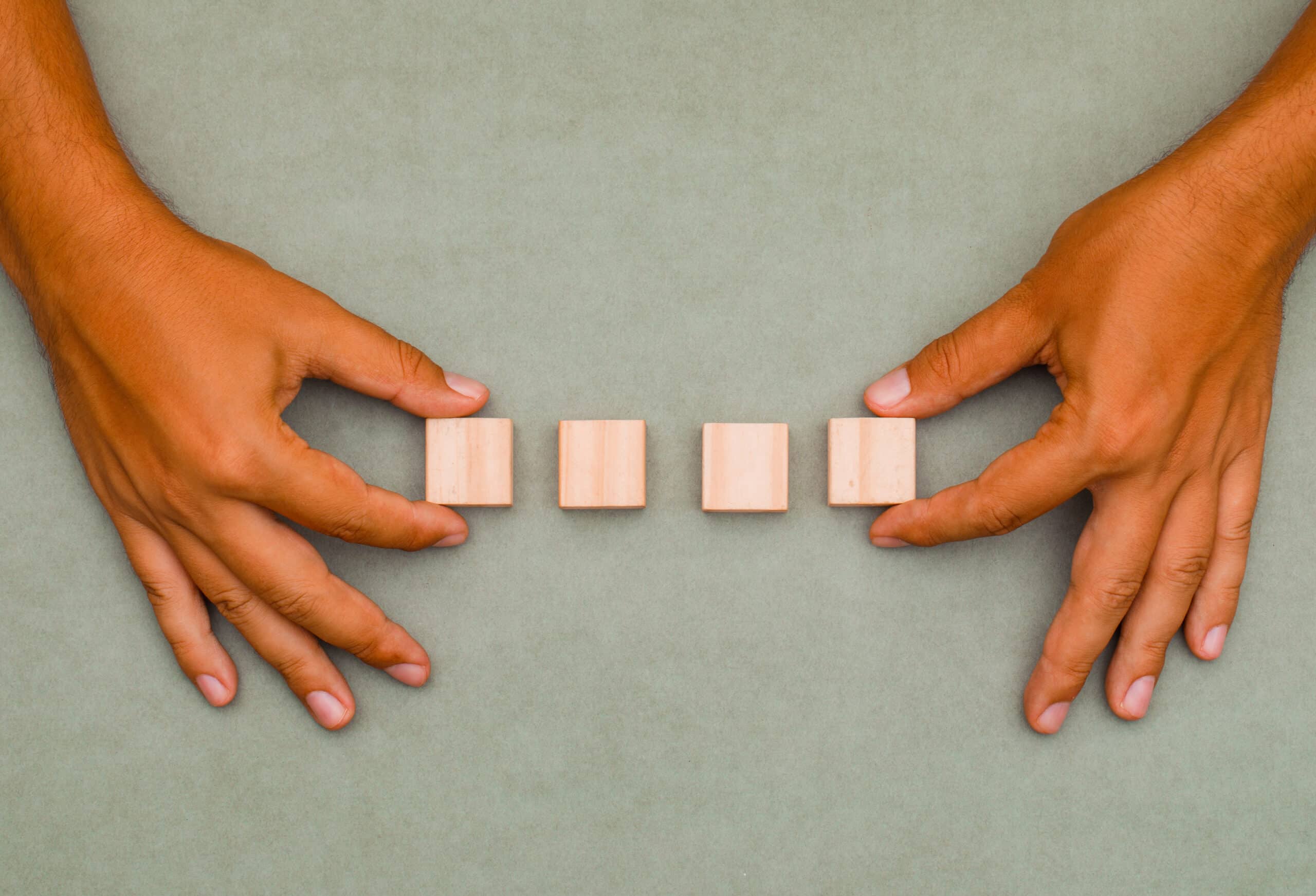 Comment une approche mixant thérapies classiques et alternatives peut aider les migraineux ? 2 man putting wooden cubes order scaled