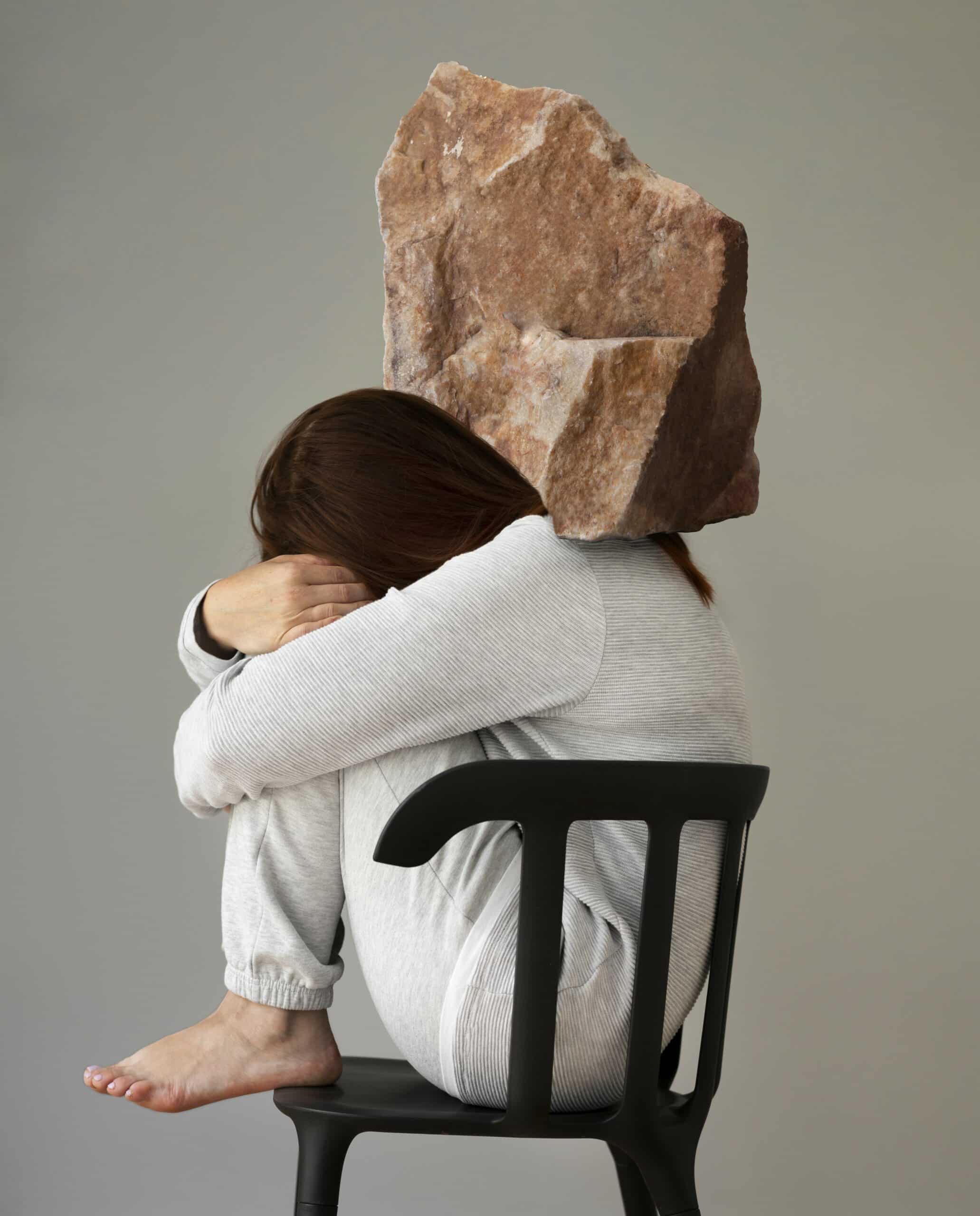 Migraine, réalité et fardeau de l’hypersensibilité sensorielle 6 people carrying burden concept scaled