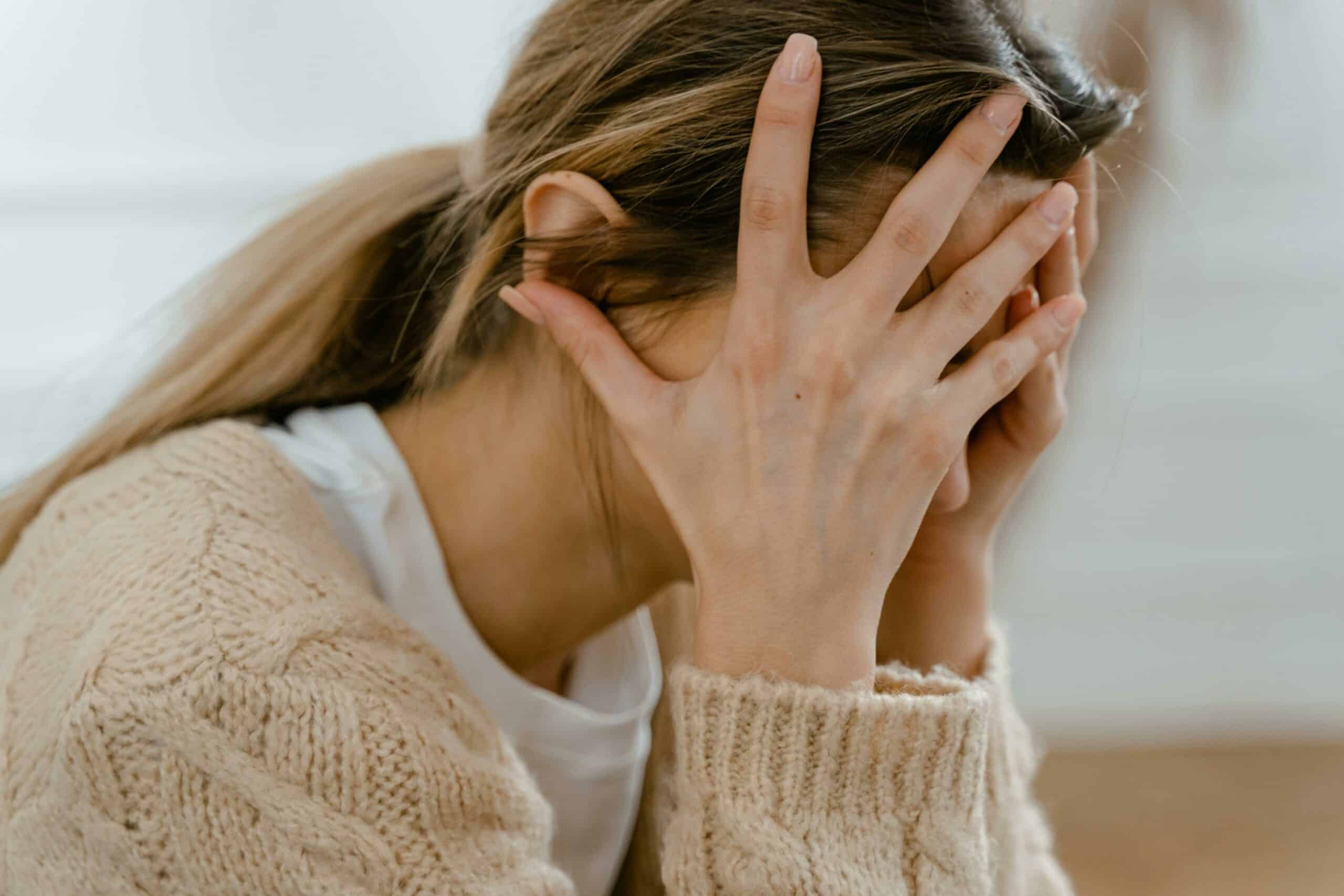 Lien entre les traumatismes vécus pendant l’enfance et les migraines 2 pexels mart production 7699410 scaled